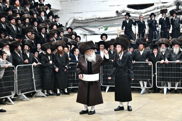 האדמו"ר והדיין חיתנו; החתן חבש שטריימיל 'בלי שפיצים'