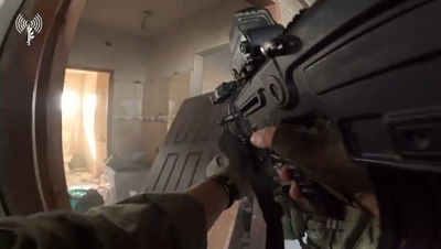 תיעוד משטח האש: נתקלים במחבלים בתוך בניינים ומחסלים