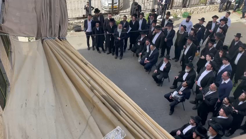 המונים צופים בברית מחוץ להיכל הישיבה