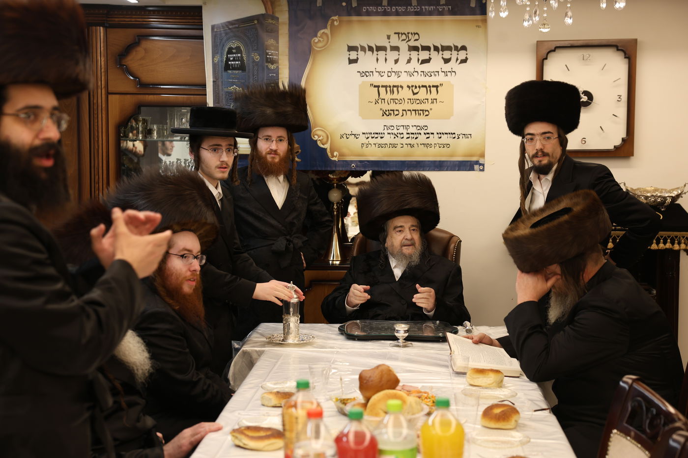 המשפיע הגה"צ רבי יעקב מאיר שכטר בירך 'שהחיינו' ופיזז בשירה | תיעוד