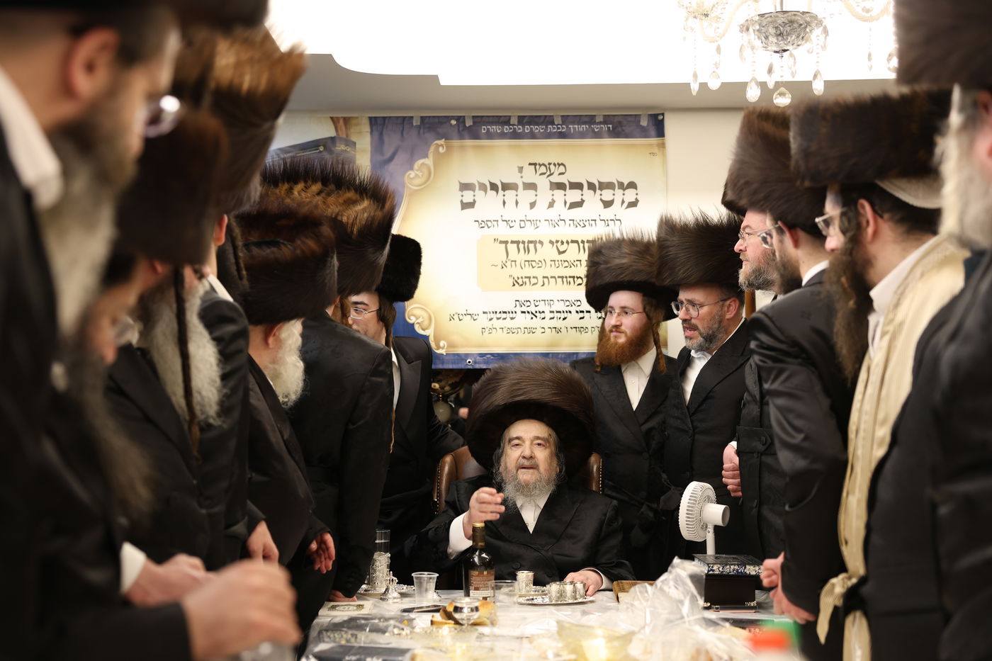 המשפיע הגה"צ רבי יעקב מאיר שכטר בירך 'שהחיינו' ופיזז בשירה | תיעוד