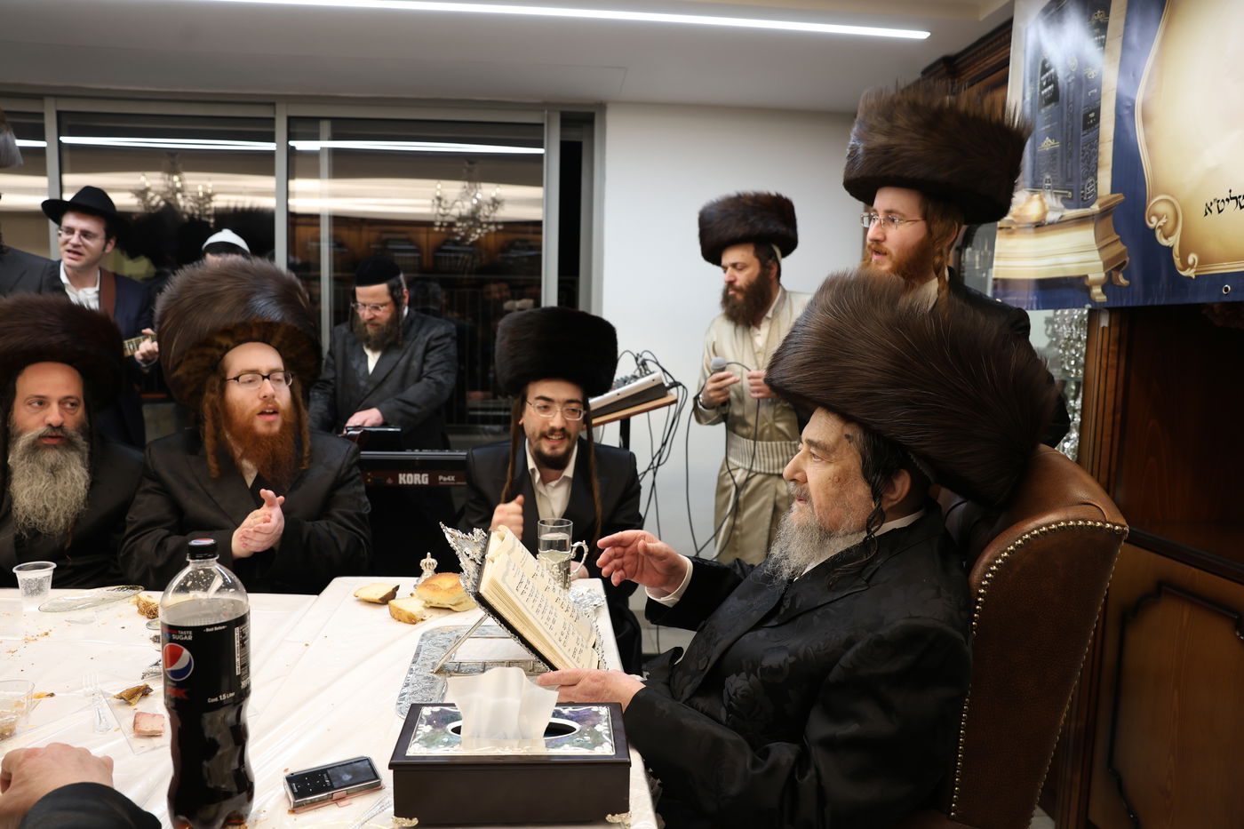 המשפיע הגה"צ רבי יעקב מאיר שכטר בירך 'שהחיינו' ופיזז בשירה | תיעוד