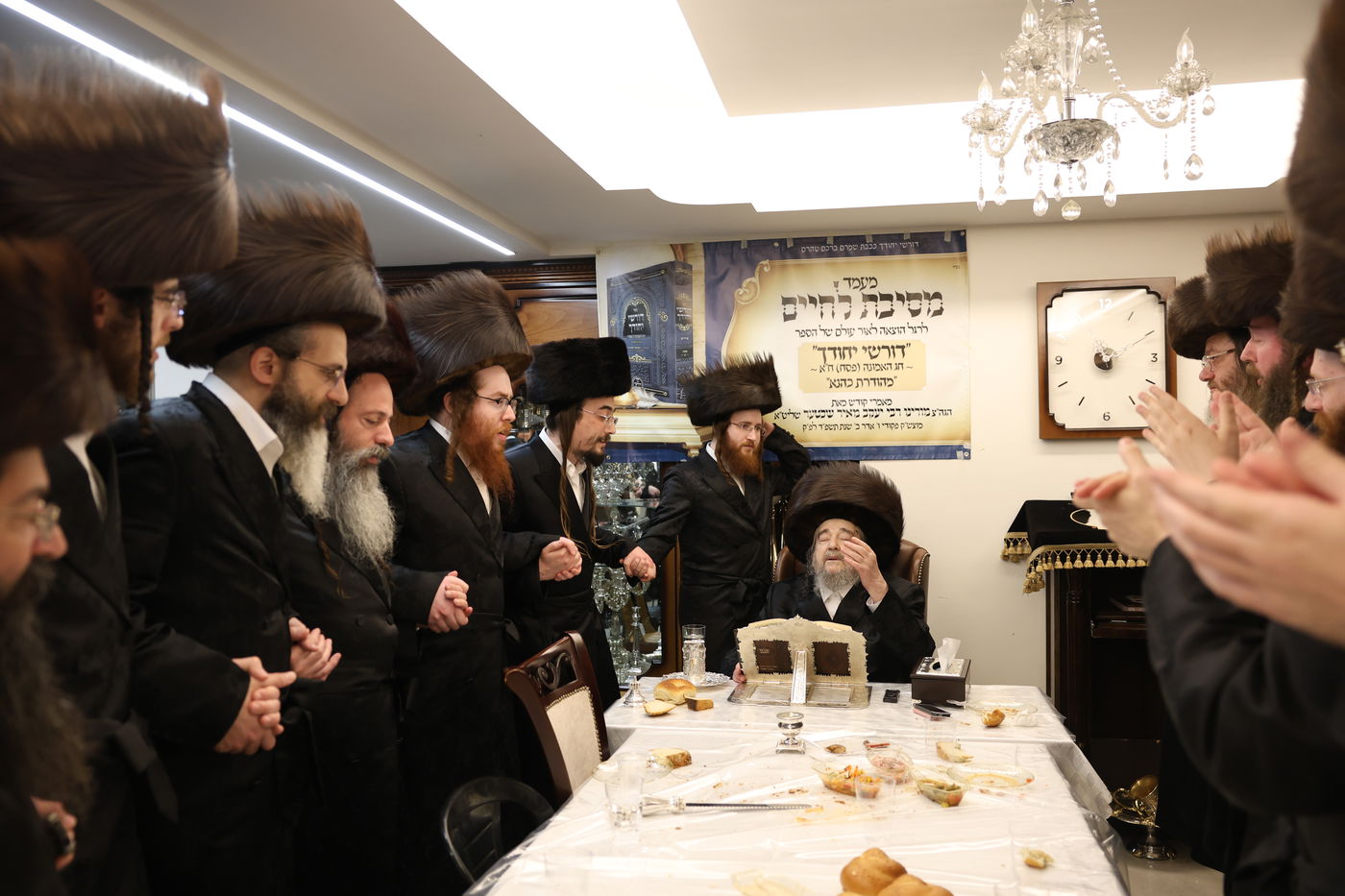 המשפיע הגה"צ רבי יעקב מאיר שכטר בירך 'שהחיינו' ופיזז בשירה | תיעוד