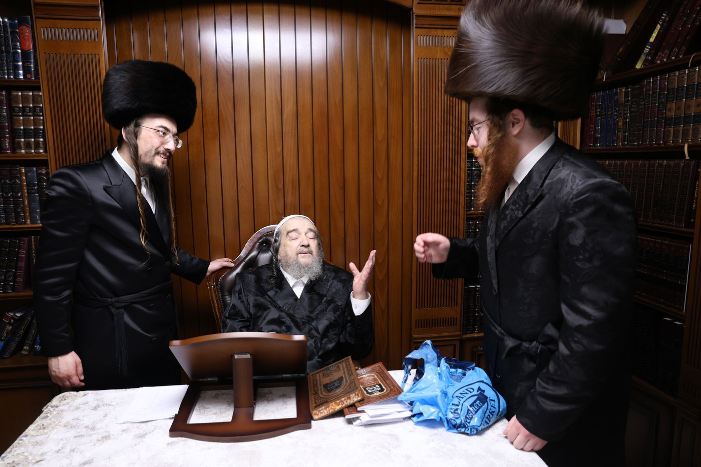 המשפיע הגה"צ רבי יעקב מאיר שכטר בירך 'שהחיינו' ופיזז בשירה | תיעוד