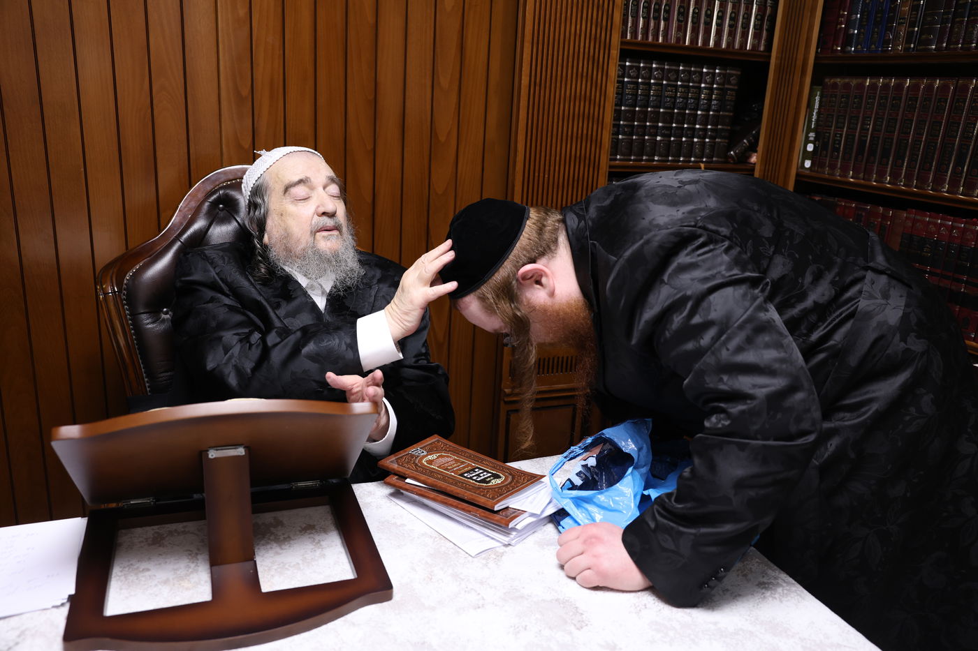 המשפיע הגה"צ רבי יעקב מאיר שכטר בירך 'שהחיינו' ופיזז בשירה | תיעוד