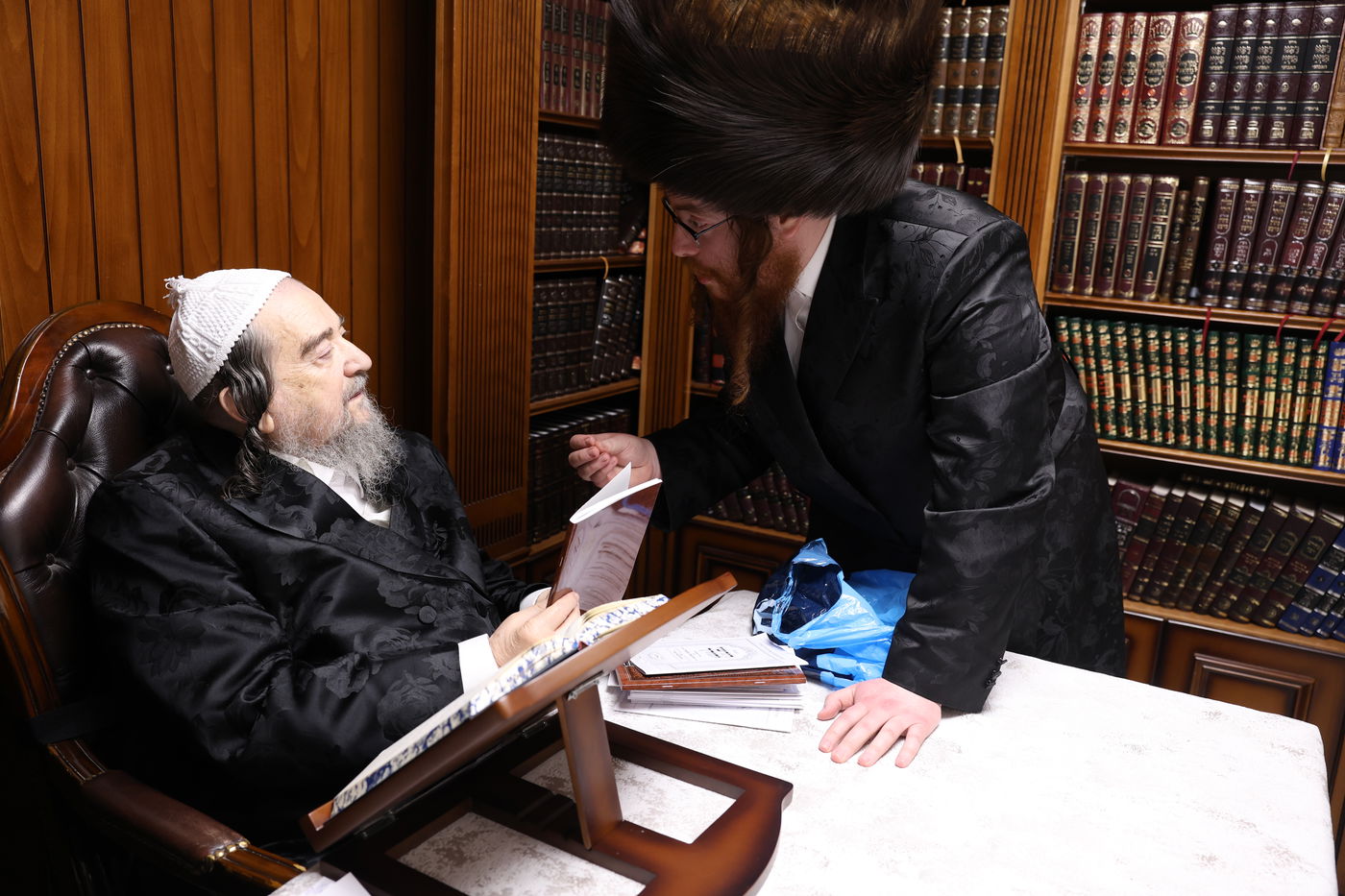 המשפיע הגה"צ רבי יעקב מאיר שכטר בירך 'שהחיינו' ופיזז בשירה | תיעוד