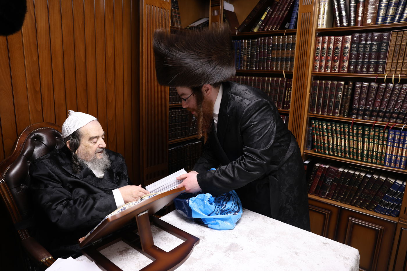 המשפיע הגה"צ רבי יעקב מאיר שכטר בירך 'שהחיינו' ופיזז בשירה | תיעוד