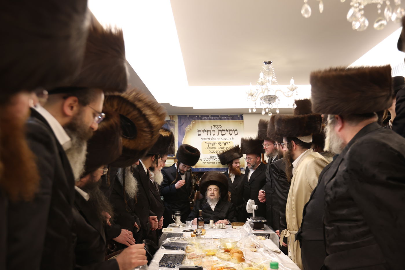 המשפיע הגה"צ רבי יעקב מאיר שכטר בירך 'שהחיינו' ופיזז בשירה | תיעוד