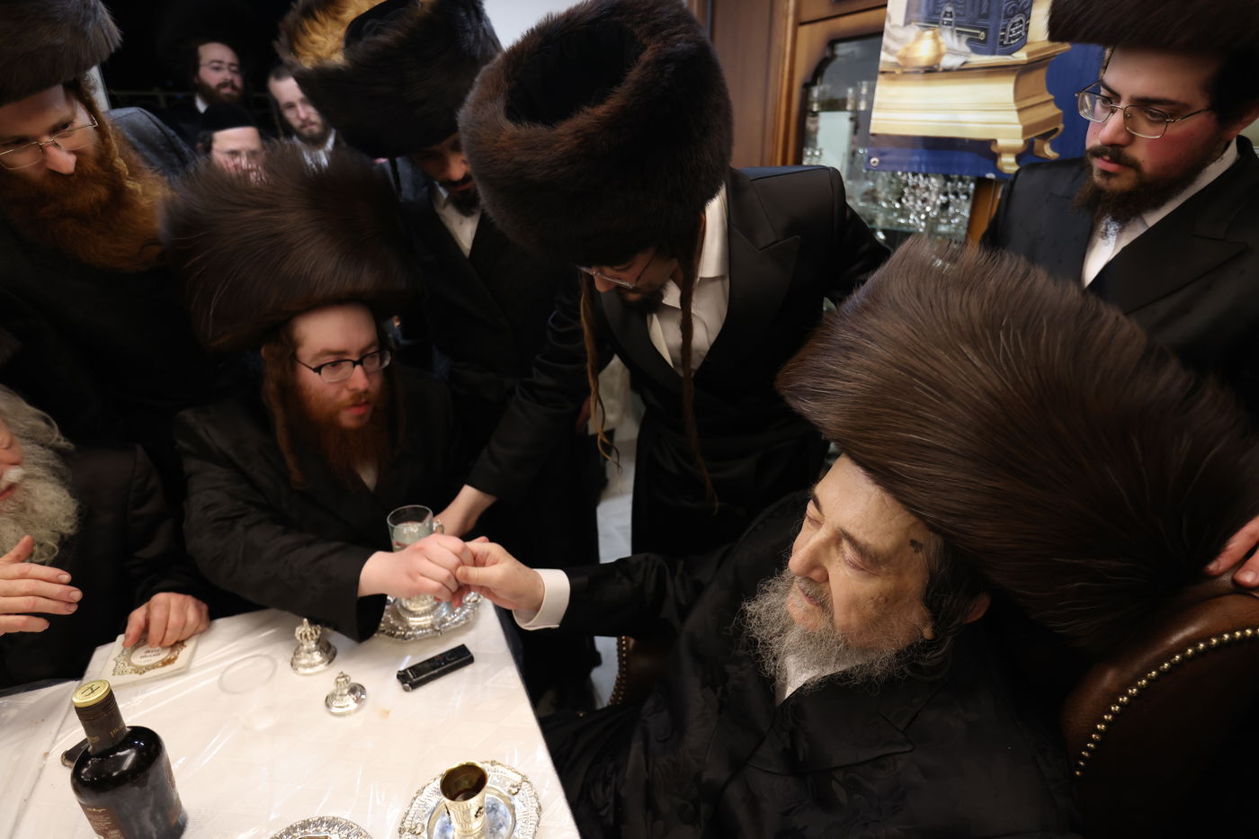 המשפיע הגה"צ רבי יעקב מאיר שכטר בירך 'שהחיינו' ופיזז בשירה | תיעוד