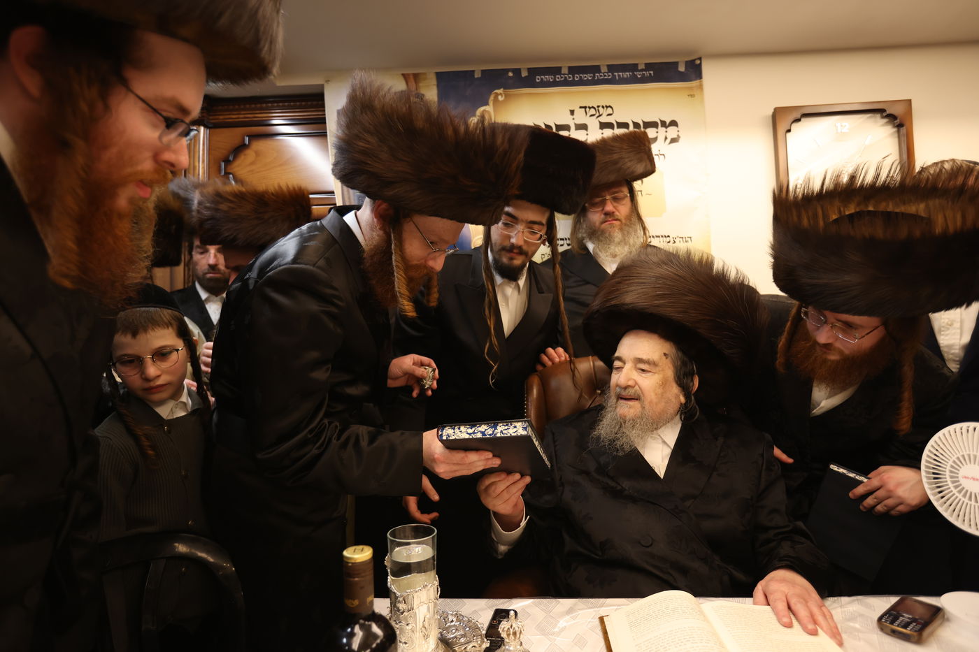 המשפיע הגה"צ רבי יעקב מאיר שכטר בירך 'שהחיינו' ופיזז בשירה | תיעוד