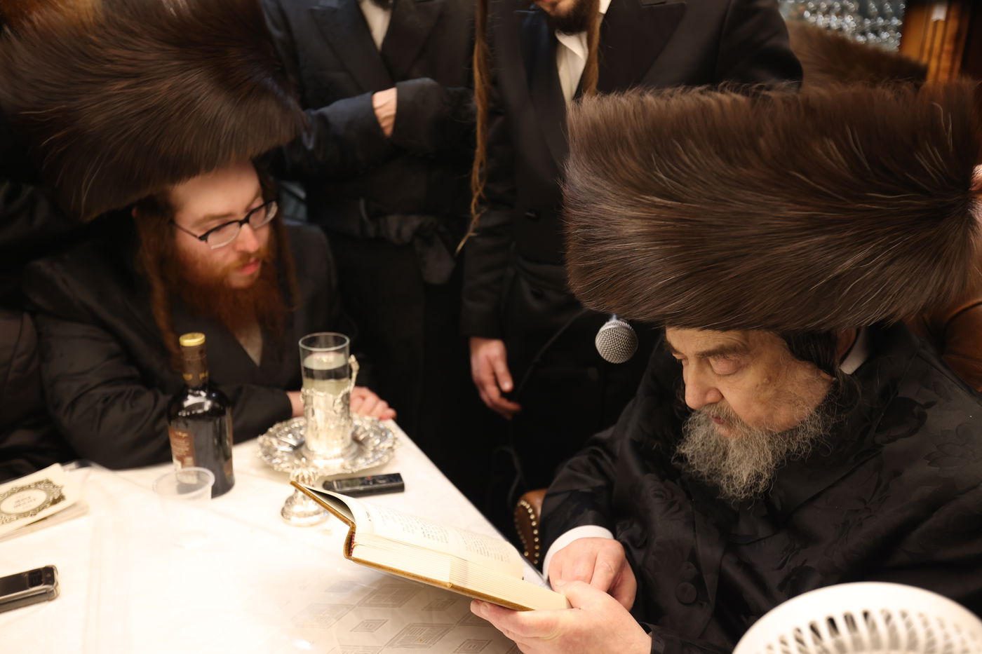 המשפיע הגה"צ רבי יעקב מאיר שכטר בירך 'שהחיינו' ופיזז בשירה | תיעוד