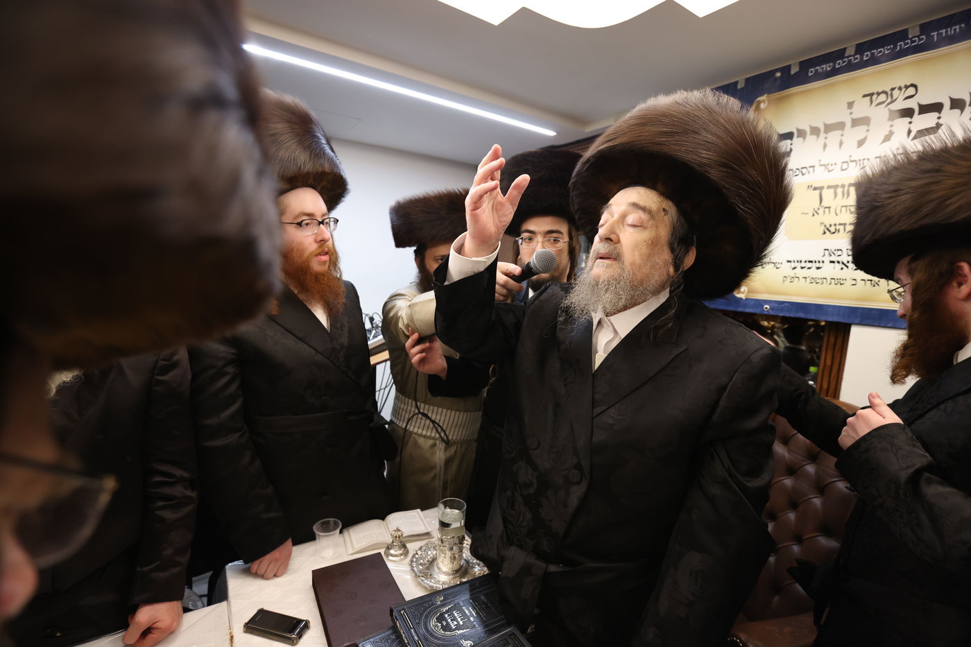 המשפיע הגה"צ רבי יעקב מאיר שכטר בירך 'שהחיינו' ופיזז בשירה | תיעוד