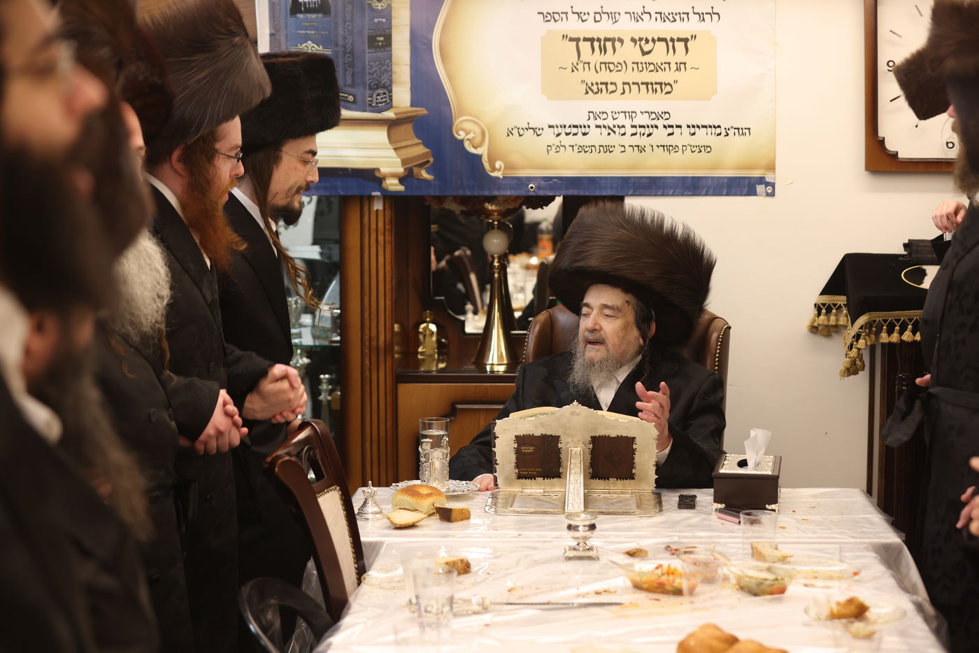 המשפיע הגה"צ רבי יעקב מאיר שכטר בירך 'שהחיינו' ופיזז בשירה | תיעוד