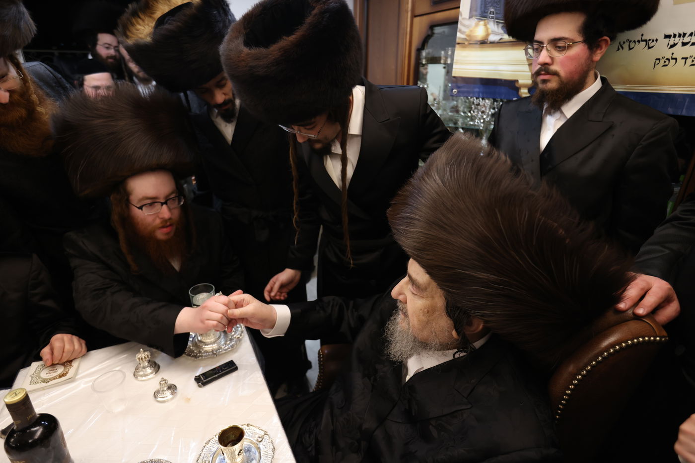 המשפיע הגה"צ רבי יעקב מאיר שכטר בירך 'שהחיינו' ופיזז בשירה | תיעוד