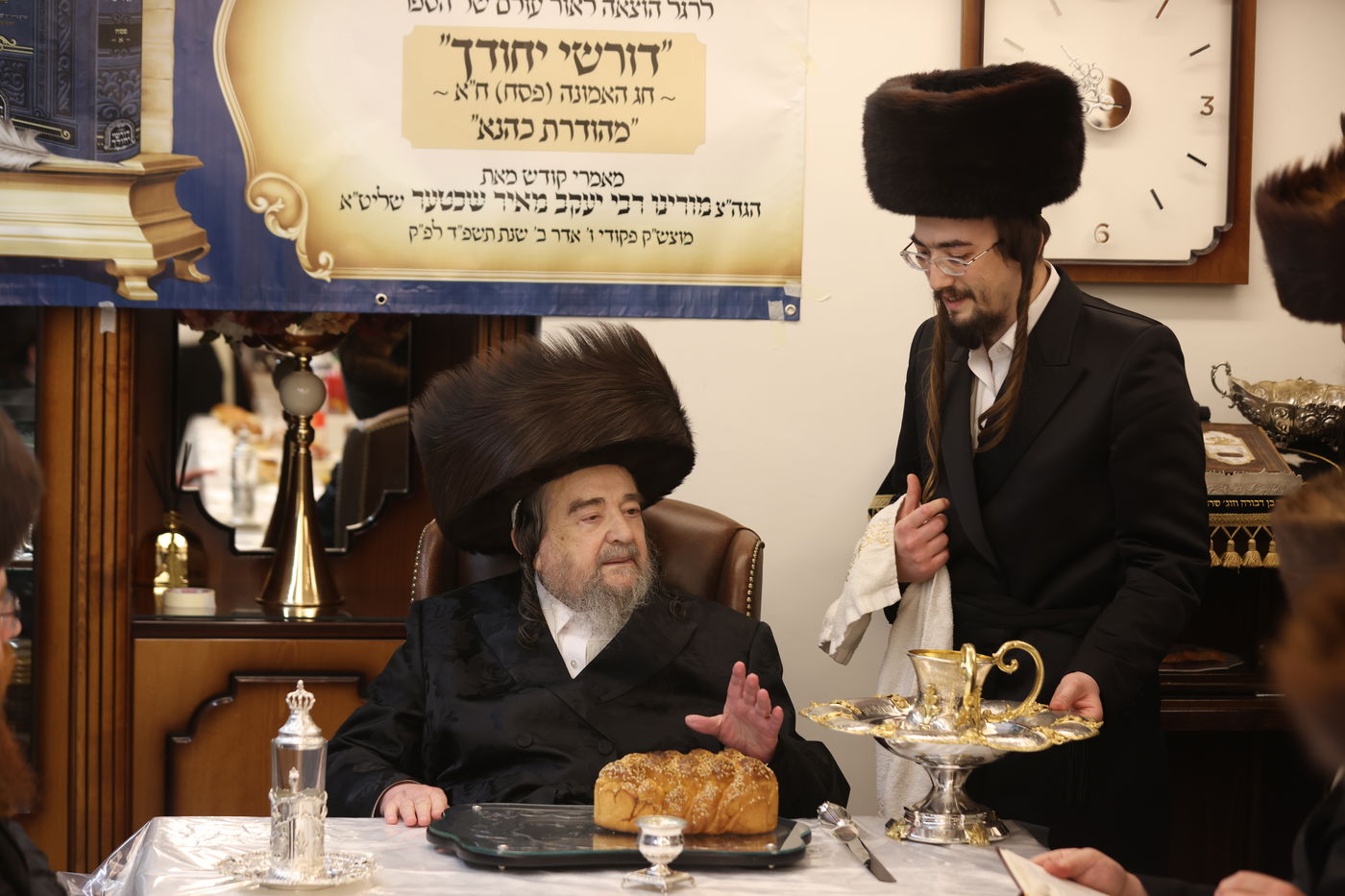 המשפיע הגה"צ רבי יעקב מאיר שכטר בירך 'שהחיינו' ופיזז בשירה | תיעוד