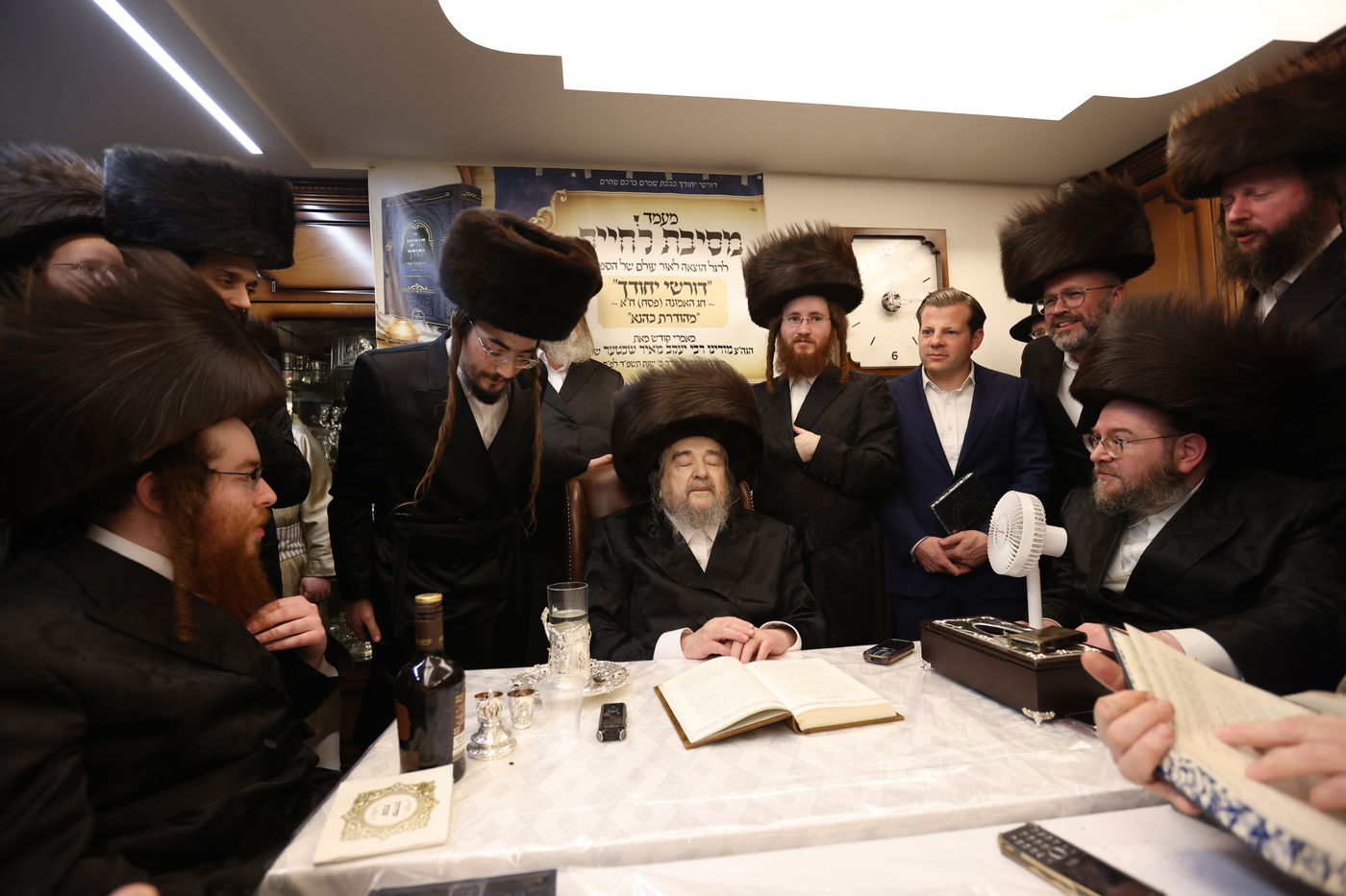 המשפיע הגה"צ רבי יעקב מאיר שכטר בירך 'שהחיינו' ופיזז בשירה | תיעוד