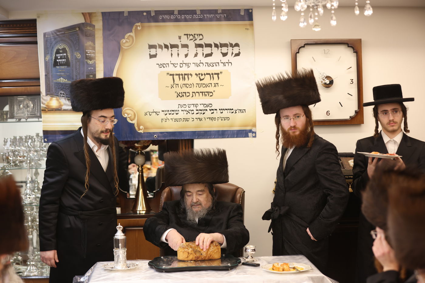 המשפיע הגה"צ רבי יעקב מאיר שכטר בירך 'שהחיינו' ופיזז בשירה | תיעוד