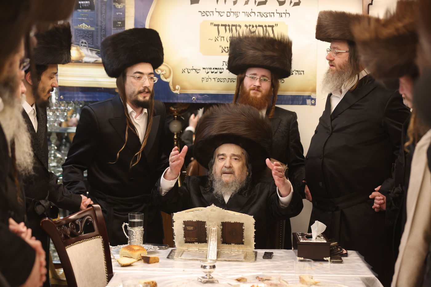 המשפיע הגה"צ רבי יעקב מאיר שכטר בירך 'שהחיינו' ופיזז בשירה | תיעוד