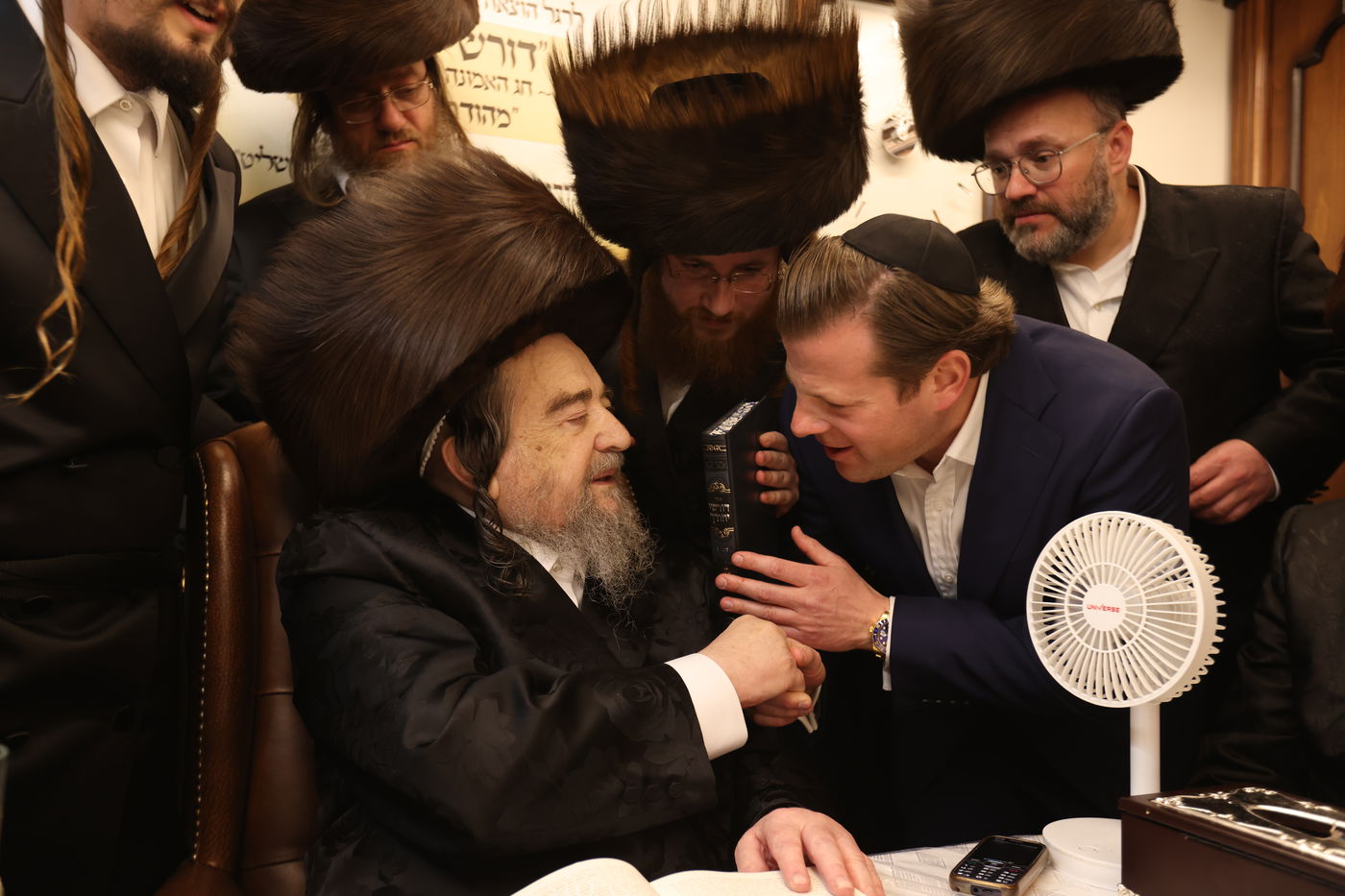 המשפיע הגה"צ רבי יעקב מאיר שכטר בירך 'שהחיינו' ופיזז בשירה | תיעוד