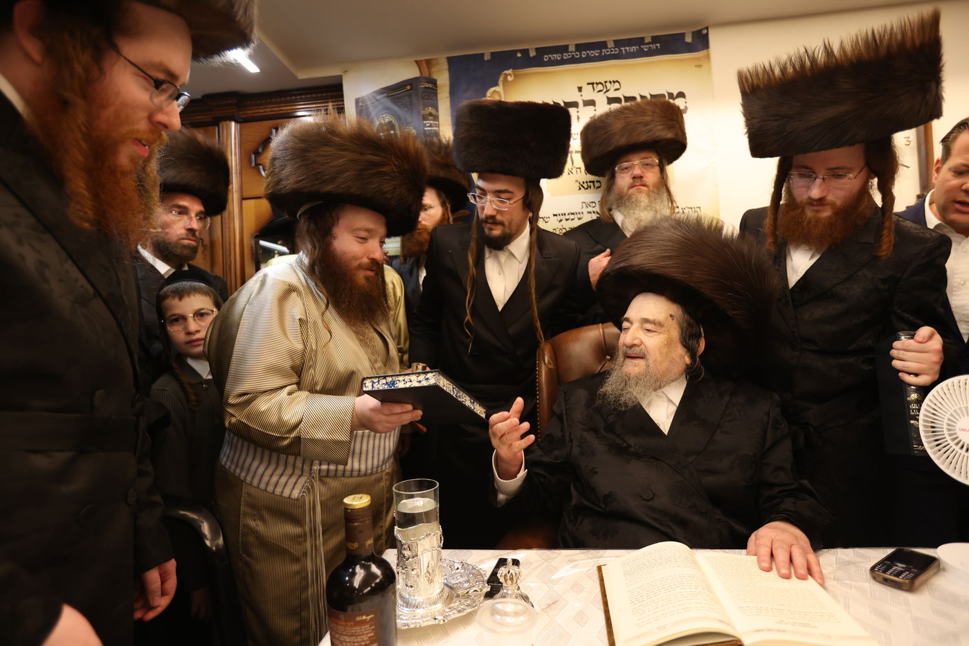 המשפיע הגה"צ רבי יעקב מאיר שכטר בירך 'שהחיינו' ופיזז בשירה | תיעוד