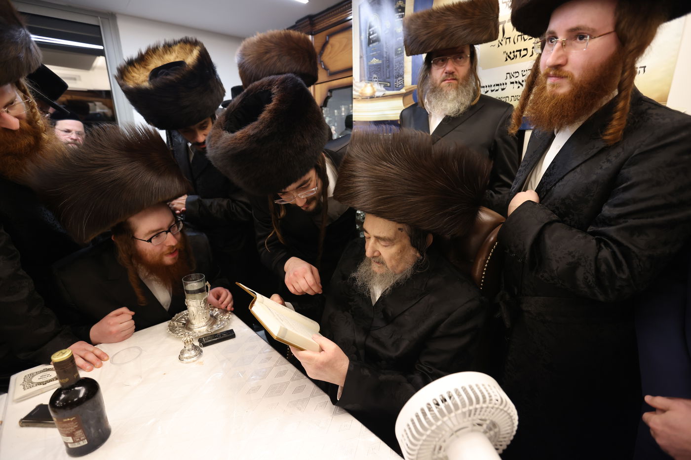 המשפיע הגה"צ רבי יעקב מאיר שכטר בירך 'שהחיינו' ופיזז בשירה | תיעוד