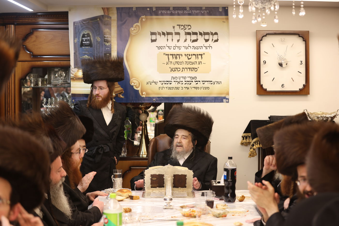 המשפיע הגה"צ רבי יעקב מאיר שכטר בירך 'שהחיינו' ופיזז בשירה | תיעוד