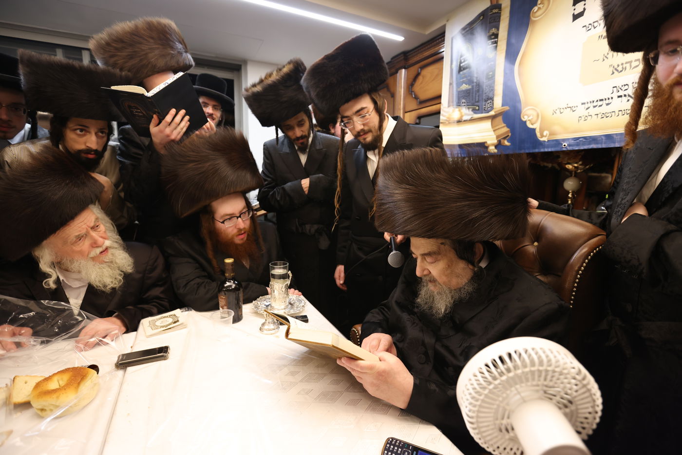 המשפיע הגה"צ רבי יעקב מאיר שכטר בירך 'שהחיינו' ופיזז בשירה | תיעוד