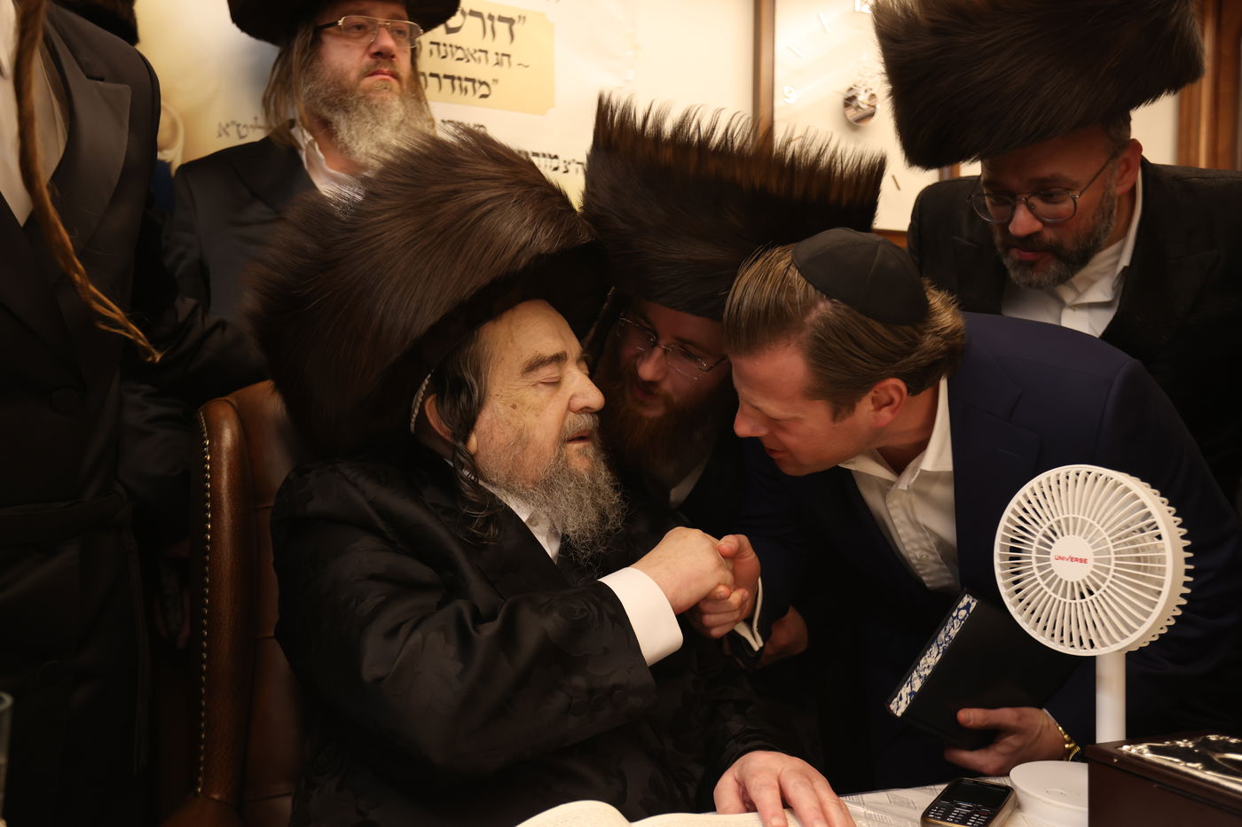 המשפיע הגה"צ רבי יעקב מאיר שכטר בירך 'שהחיינו' ופיזז בשירה | תיעוד