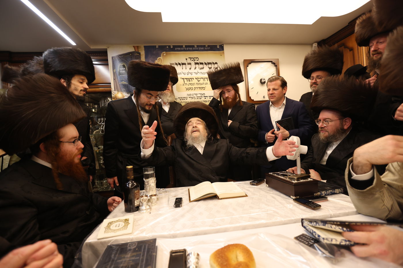 המשפיע הגה"צ רבי יעקב מאיר שכטר בירך 'שהחיינו' ופיזז בשירה | תיעוד