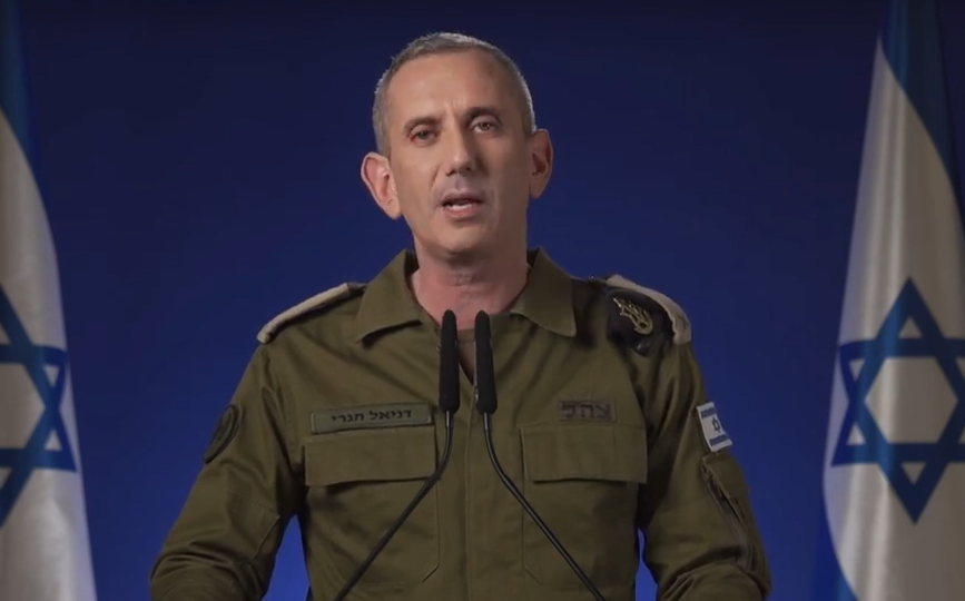 דובר צה"ל דניאל הגרי, מכריז על תחילתו של המבצע בבית החולים שיפא בעיר עזה