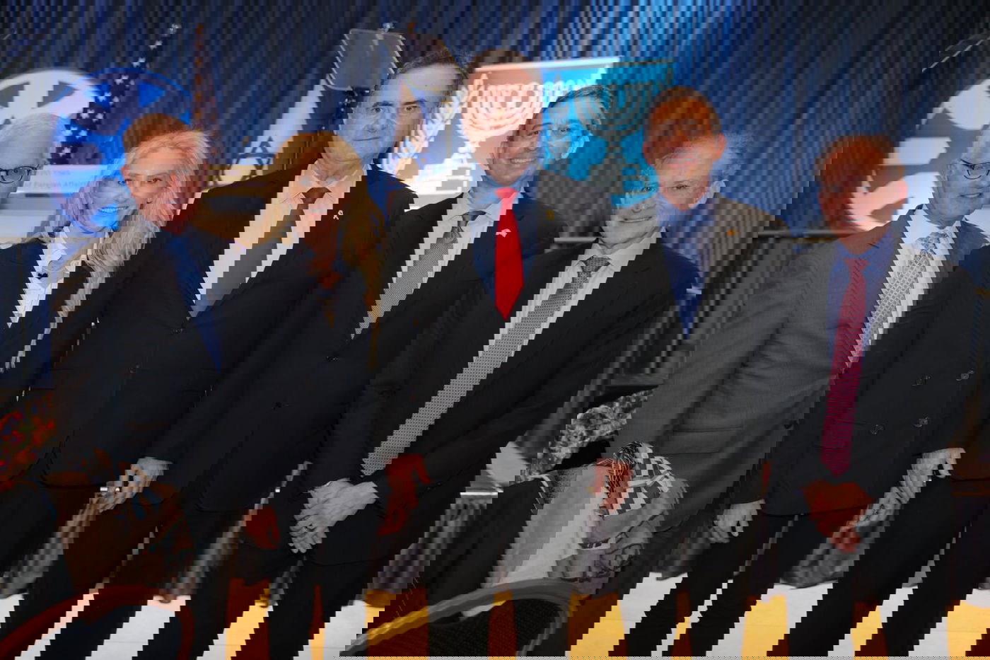 שר החוץ ישראל כץ בועידת איפא"ק. רעייתו מחזקת את פעילותו