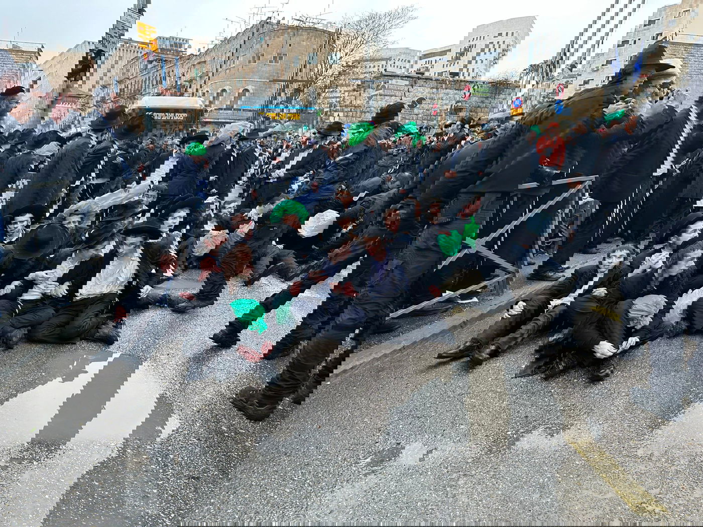 בושה וחרפה: הרצ"פניקים קראו לשוטרים - "נאצים, תמותו בעזה"