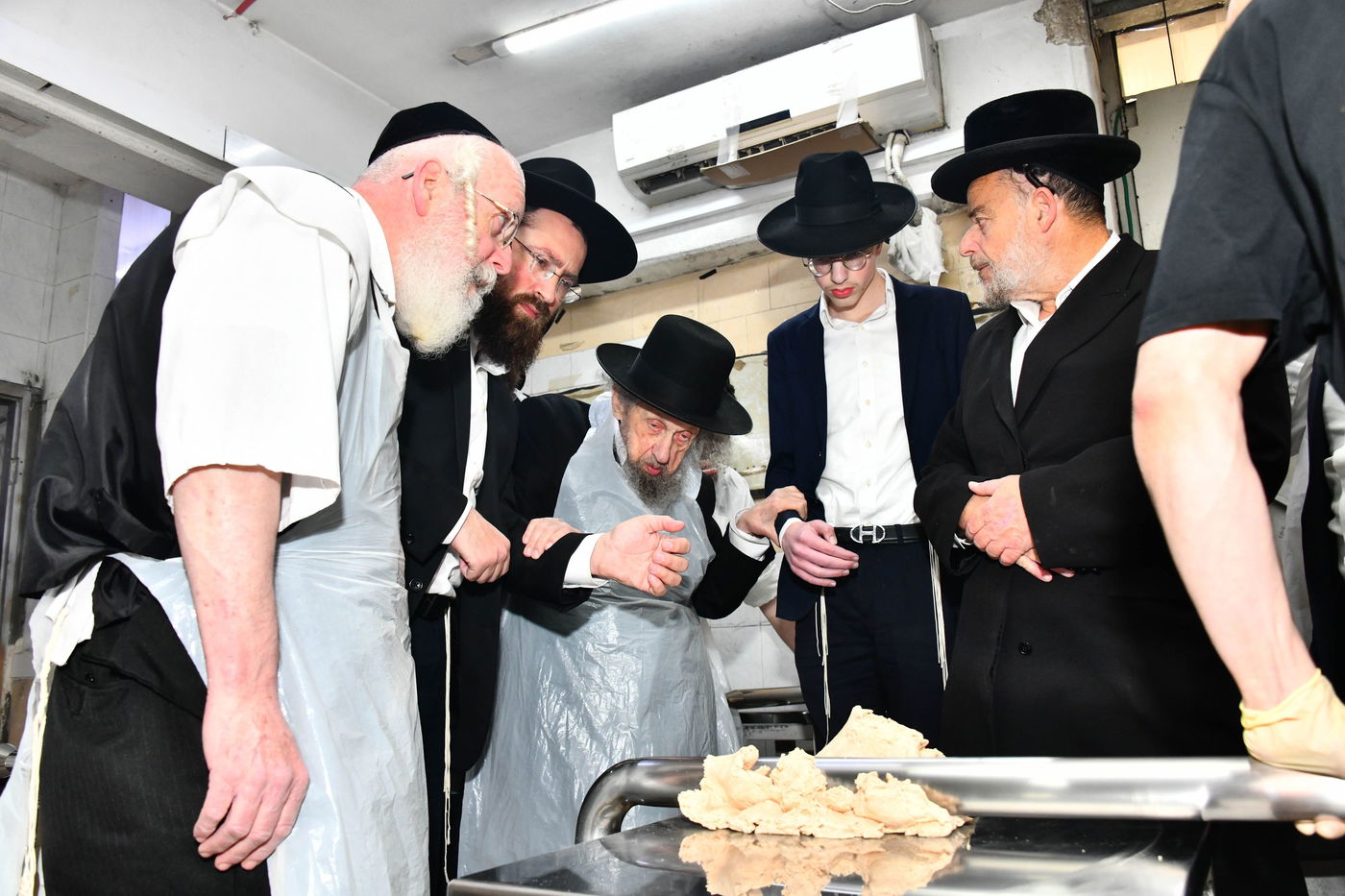 ראש הישיבה באפיית מצות