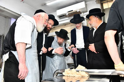 ראש הישיבה באפיית מצות