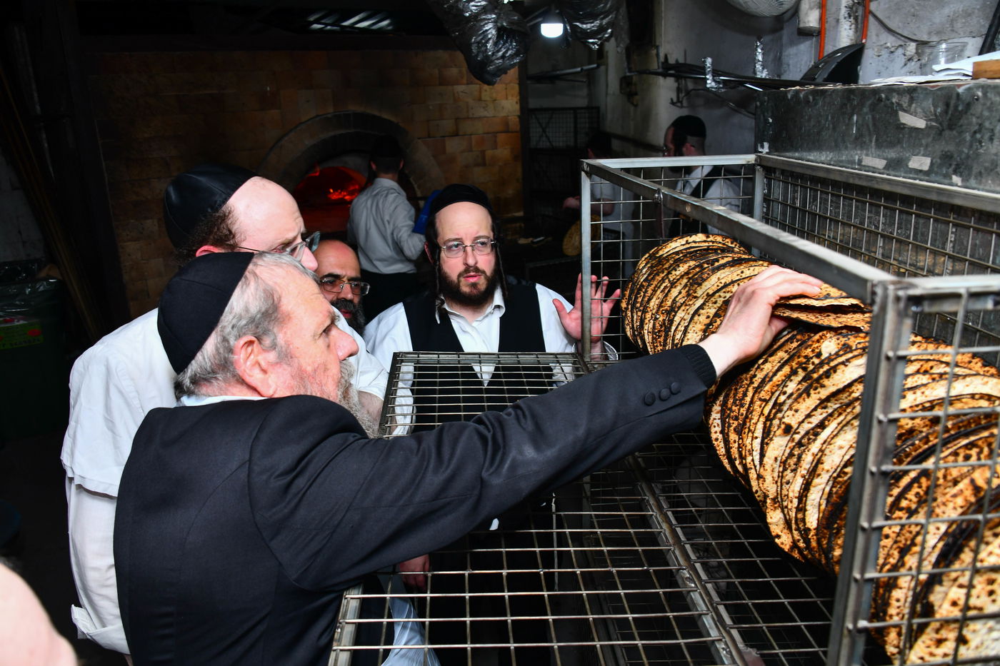 הגאון רבי מרדכי שמואל אדלשטיין במאפיית מסורת המצות