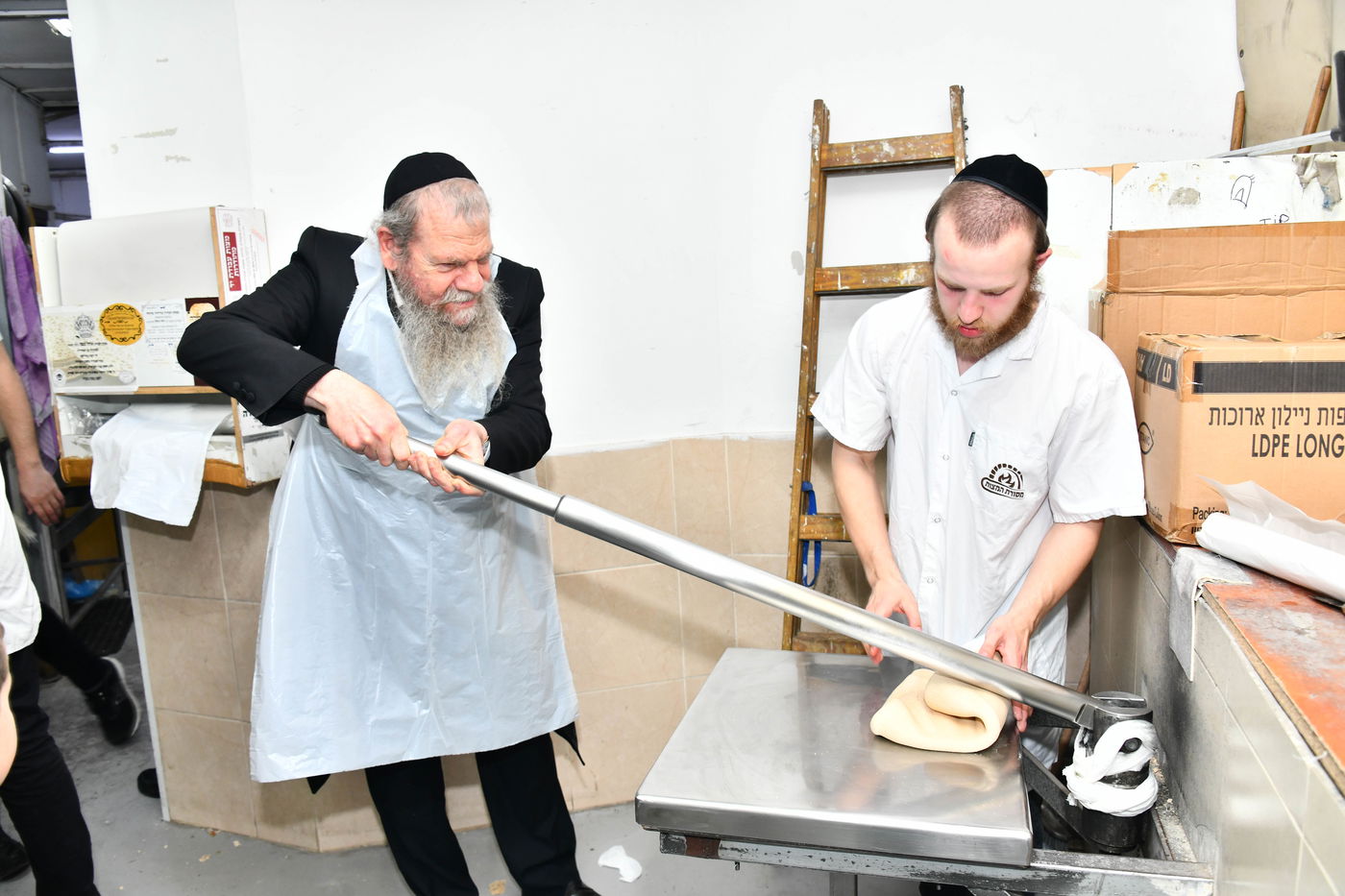 הגאון רבי מרדכי שמואל אדלשטיין במאפיית מסורת המצות