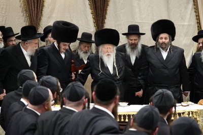 האדמו"ר מגור בריקוד עם בנו הרה"צ רבי שלמה צבי אלתר