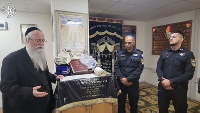 המתפללים פתחו את הארון ונדהמו: הספר לא היה בפנים