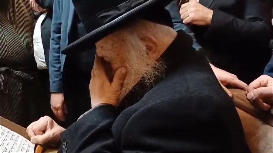 צפו בראש הישיבה מתפרץ בבכי קורע לב