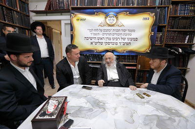 מעמד יסוד תכנית 'כתבם על לוח לבך' לעידוד כתיבת חיבורים תורניים בבית ראש הישיבה