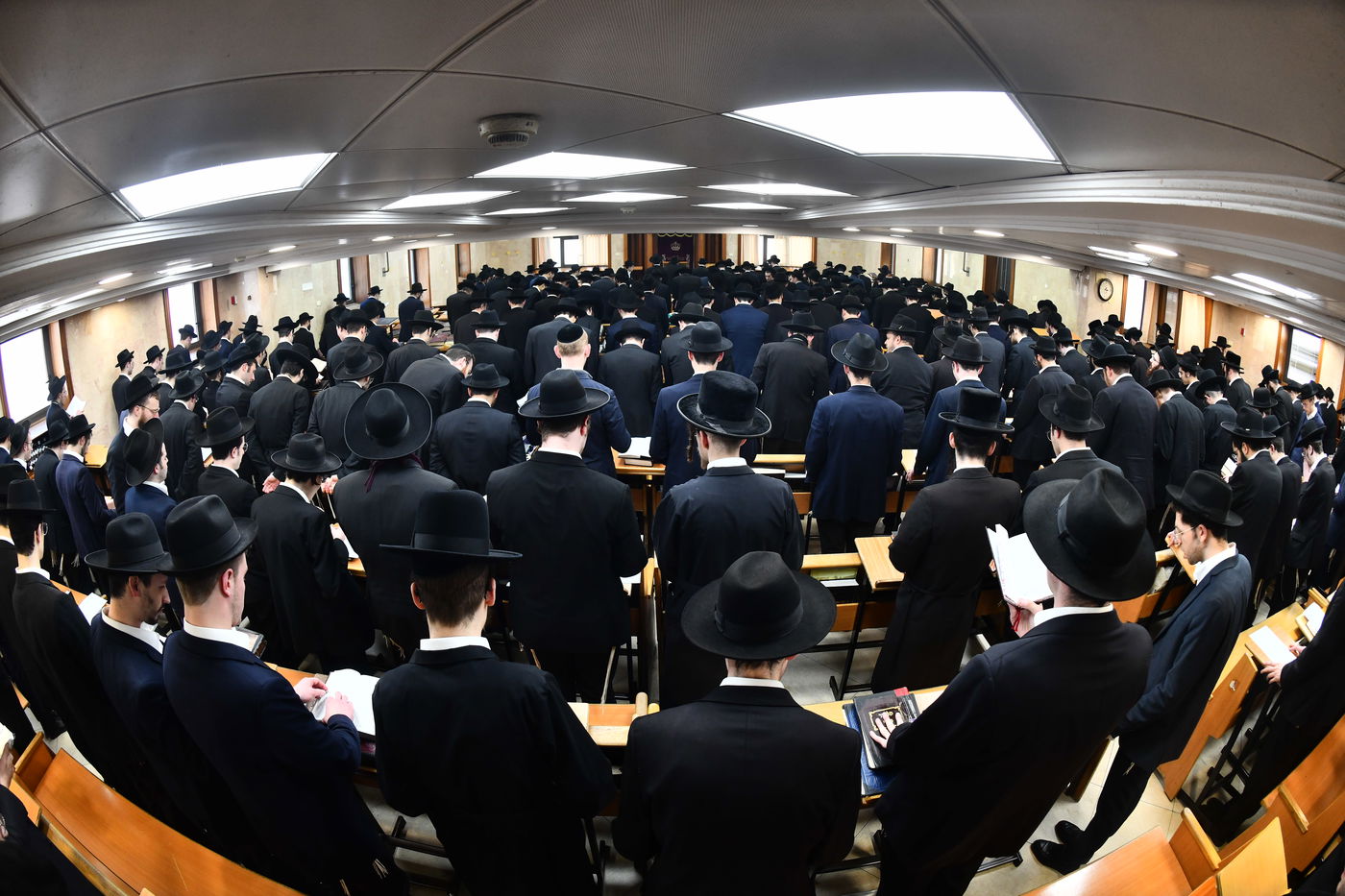 עצרת תפילה בישיבת מיר