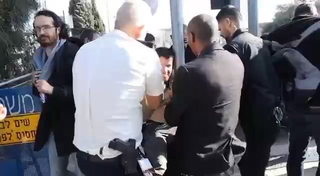 התפרעות מחוץ למשכן הכנסת בירושלים