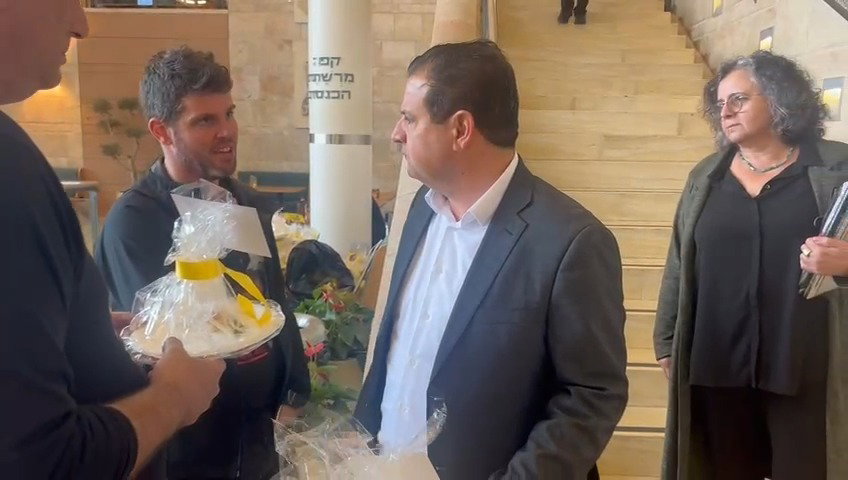 איימן עודה מקבל את משלוח המנות