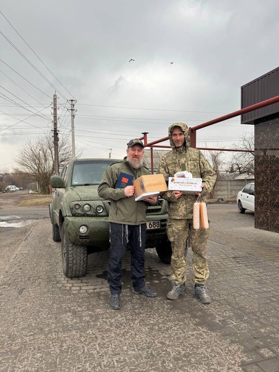 חייל אוקראיני יהודי בחזית, עם משלוח מנות