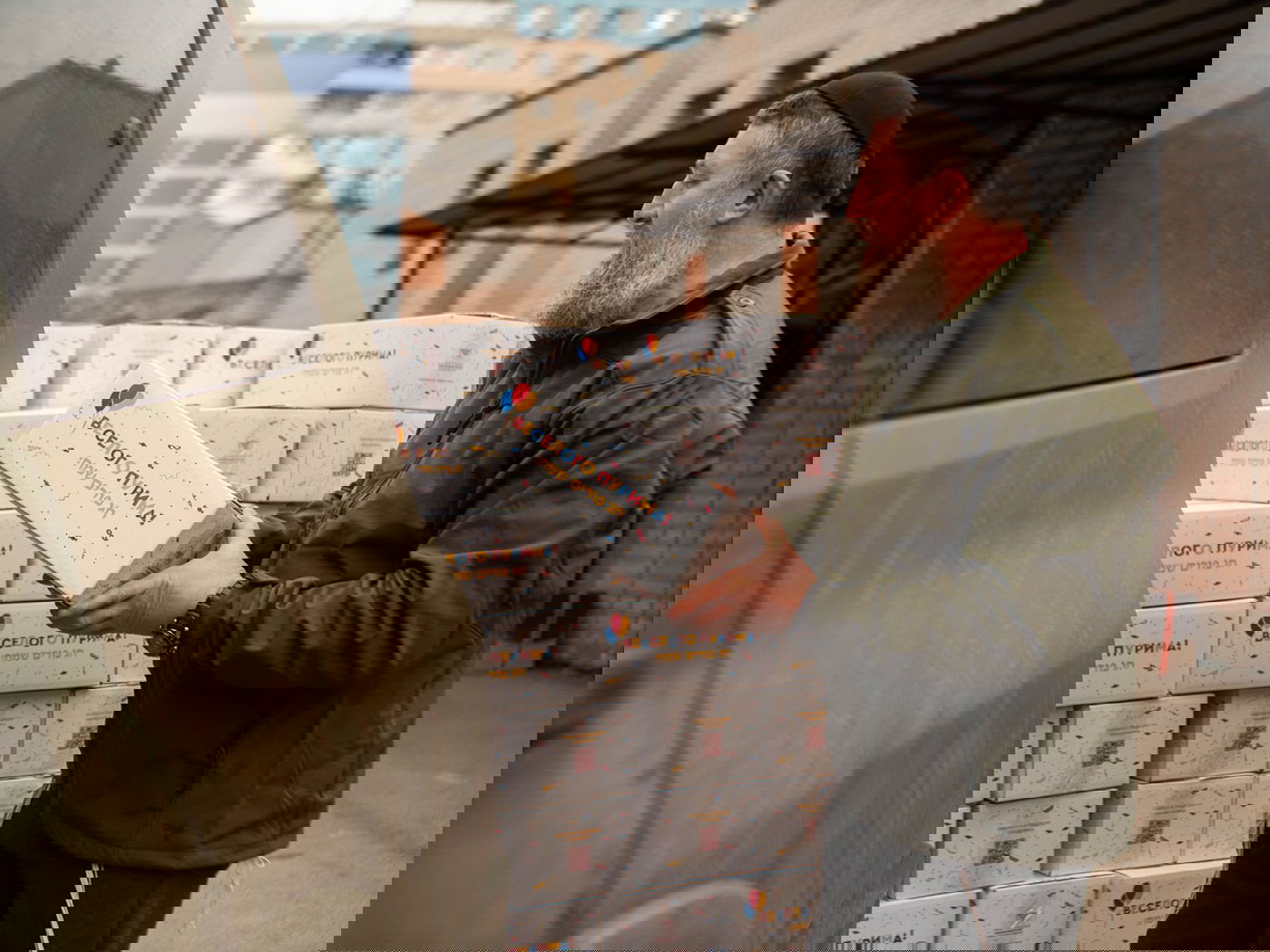 חיילים יהודים באוקראינה מקבלים לראשונה משלוחי מנות | תיעוד