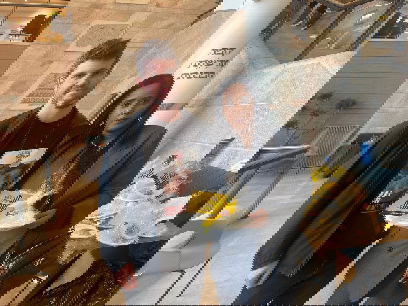 משלוח המנות של משפחות החטופים לח"כים