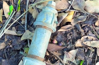 השוטרים ערכו חיפוש בחצר בית הספר וחשפו מטען חבלה