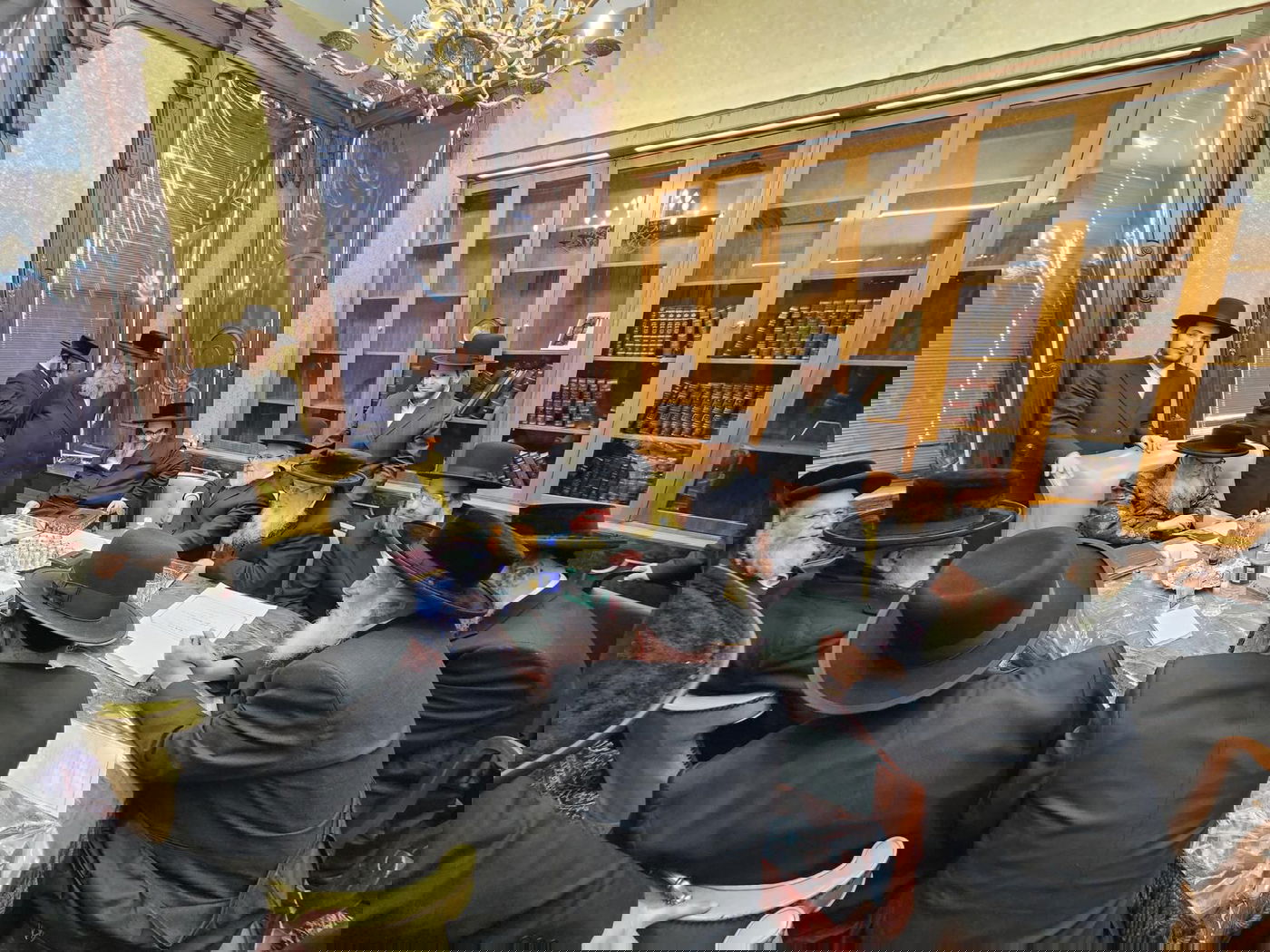 הנגיד נדב 2 מיליון דולר להנצחת הבניין - האדמו"ר ערך לכבודו 'לחיים' במעון המיתולוגי