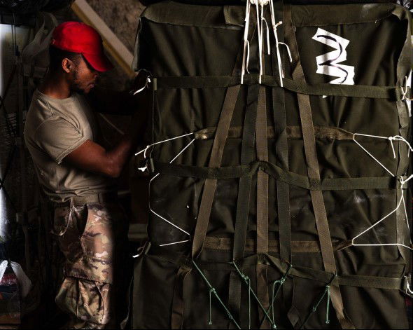 ממטירים מזון על העזתים