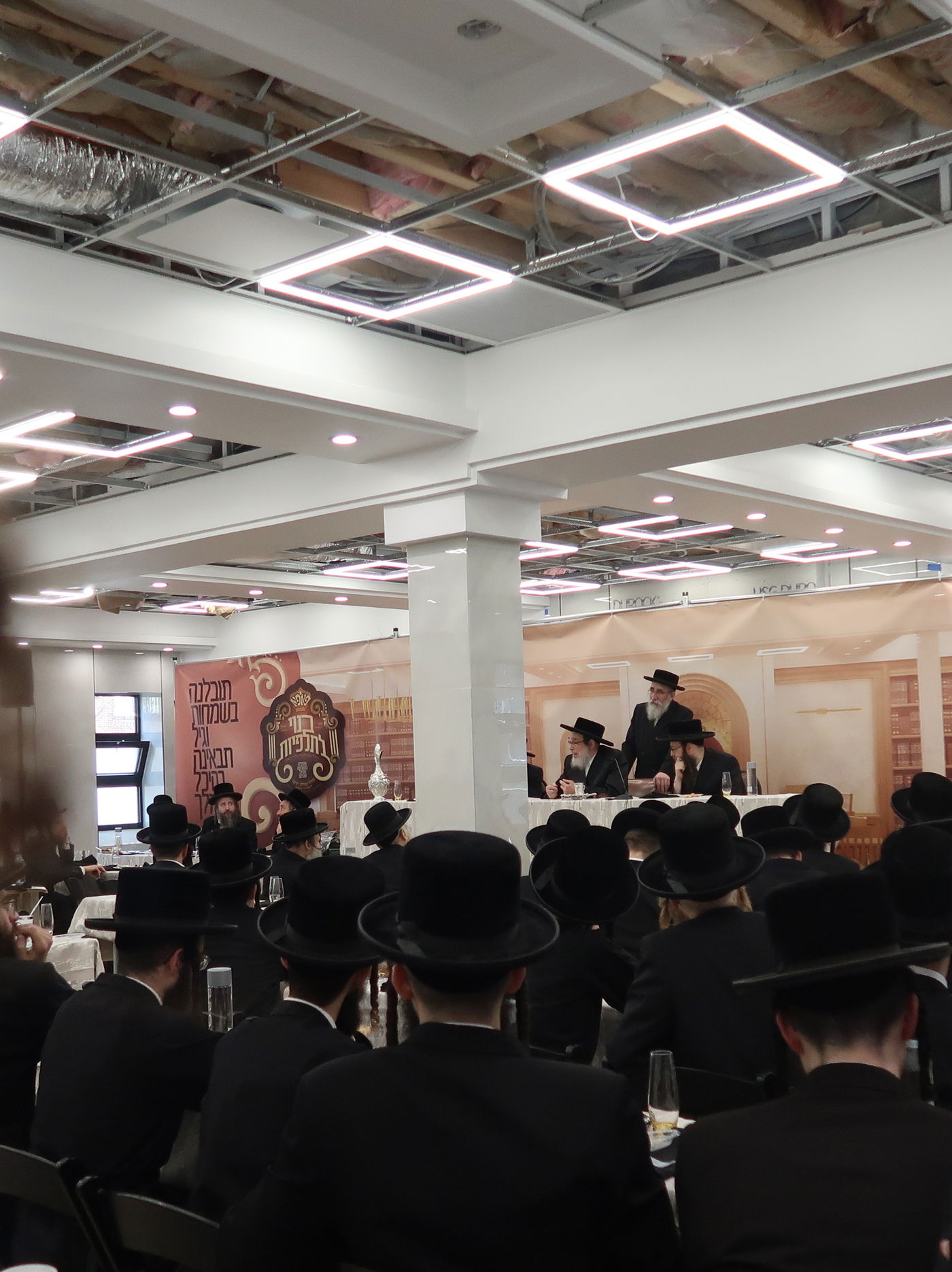 מסיבה של מצווה בחצה"ק פאפא